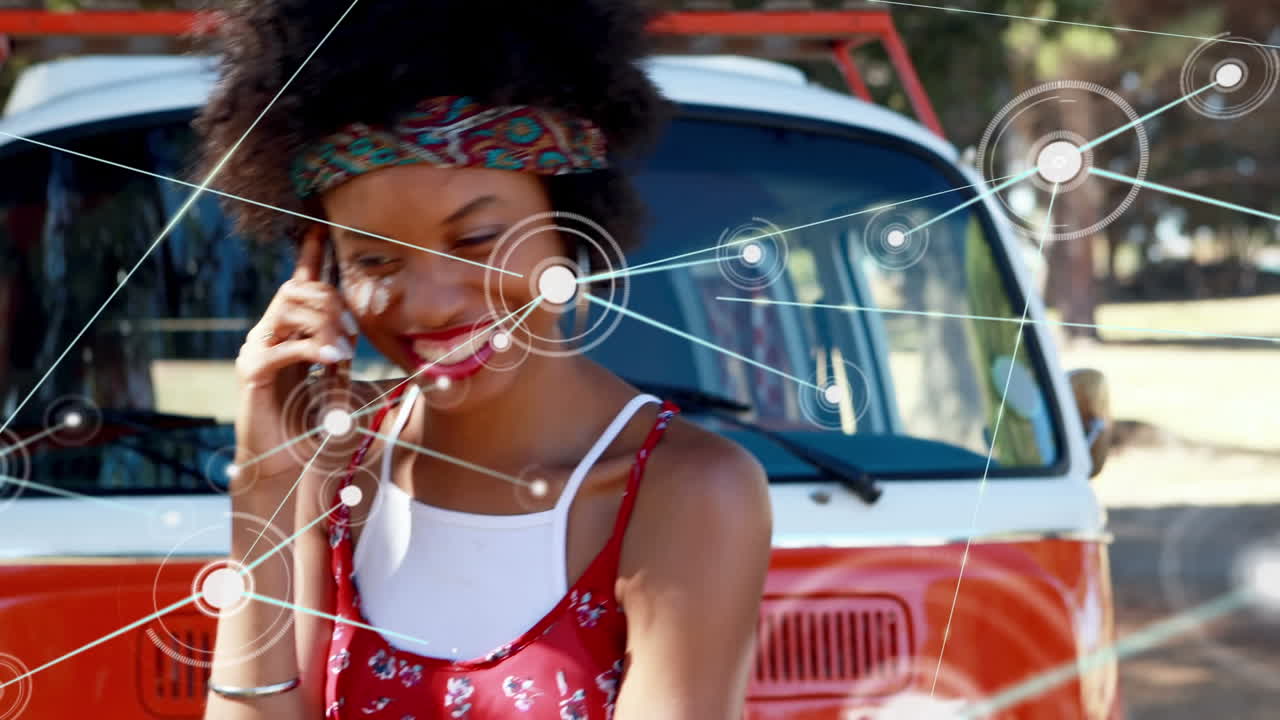 animación de puntos conectados sobre afroamericano de pie contra la furgoneta y hablando en el teléfono celular