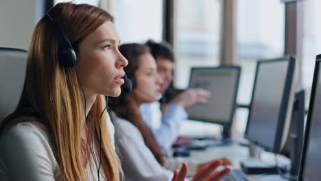 Mujer-Gerente-Pensando-En-La-Solución-En-El-Centro-De-Datos.-Oficina-De-Trabajo-Inspirada-Para-Empleados