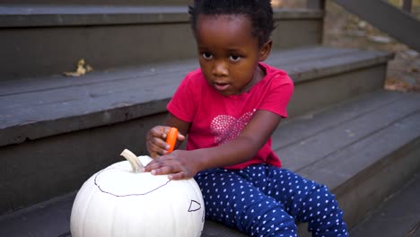 Lindo-Niño-Tallando-Calabazas-De-Halloween