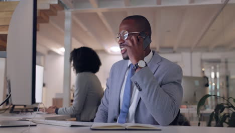 Computadora,-Llamada-Telefónica-Y-Negocios-Con-Un-Hombre-Negro