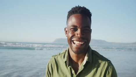 Retrato-De-Un-Hombre-Afroamericano-Feliz-En-La-Playa-Soleada