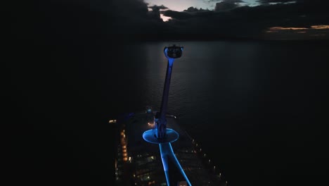 Dron-Aéreo-Giratorio-Sobre-La-Torre-Del-Cielo-Cápsula-De-Observación-Cosa-De-Un-Crucero-En-La-Noche