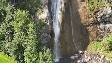 Imagen-Estática-Del-Agua-Chocando-Contra-Las-Rocas-En-La-Base-De-La-Cascada-De-Klöntal-En-Suiza