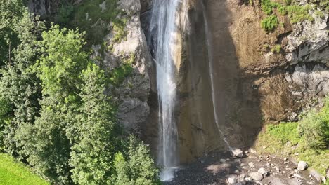 imagen estática de agua chocando contra las rocas en la base de la cascada de klöntal en suiza