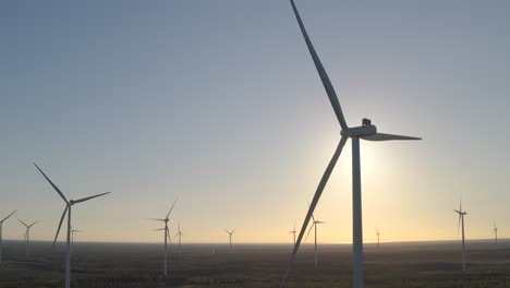 Vista-Del-Parque-Eólico-Durante-El-Paisaje-Escénico-Durante-El-Anochecer,-Turbina-Eólica-Durante-La-Puesta-Del-Sol,-Tiro-Fijo