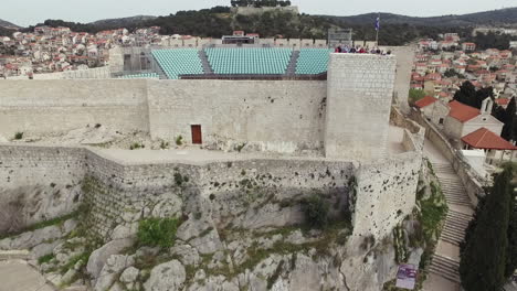 Punkt-Der-Drohnenansicht-Rund-Um-Die-Festung-St.-Michael-Und-Panoramablick-Auf-Das-Aquatorium-Von-Sibenik