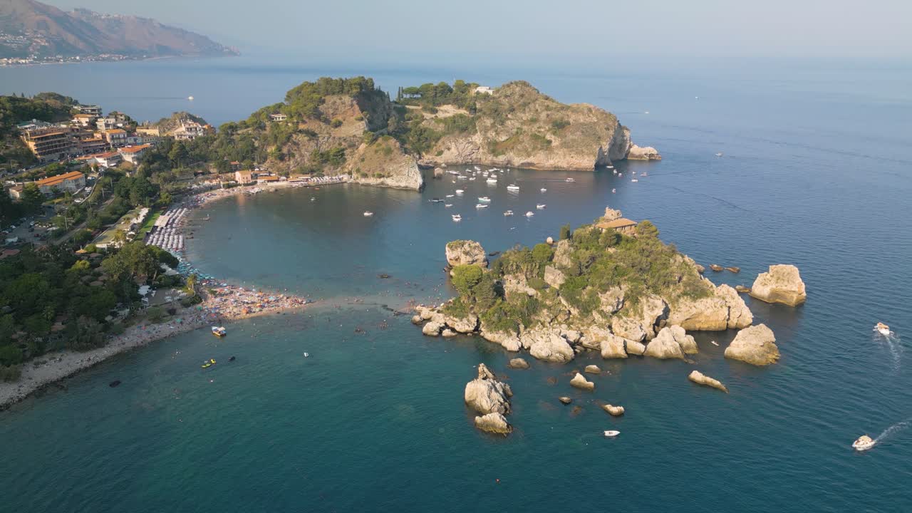 Splendida ripresa orbitante sopra Isola Bella, Sicilia, Italia