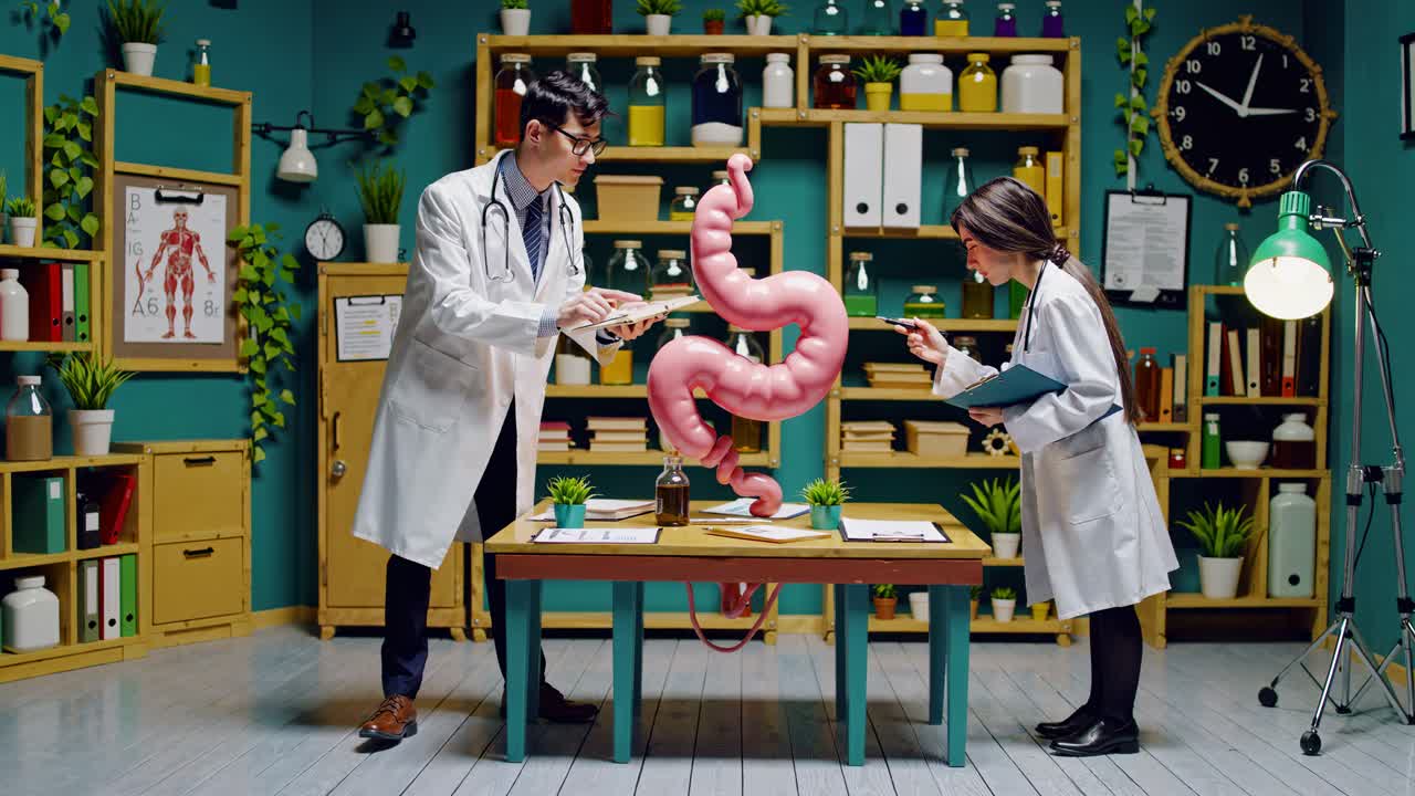 의사들이 장의 3d 모델을 검사하고 있습니다.