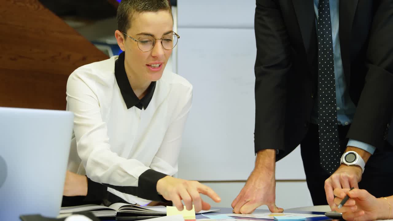 ejecutivos discutiendo sobre documentos en la sala de conferencias 4k