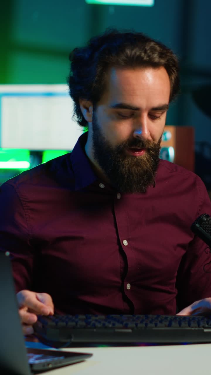Video verticale. Uomo in studio che recensisce una tastiera da gaming ricevuta da un marchio sponsor.