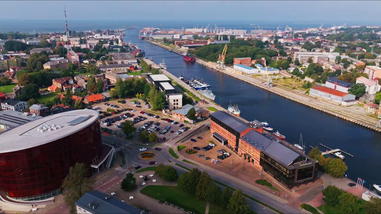Luce dorata sulle strade del porto di Liepaja, Lettonia, gru e skyline della città.