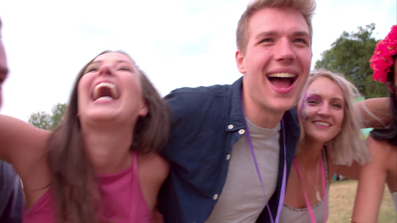amigos jóvenes divirtiéndose en un festival de música