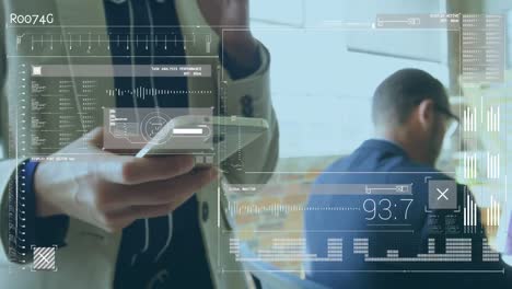 Animación-Del-Procesamiento-De-Datos-Sobre-Un-Hombre-Caucásico-Usando-Un-Teléfono-Inteligente