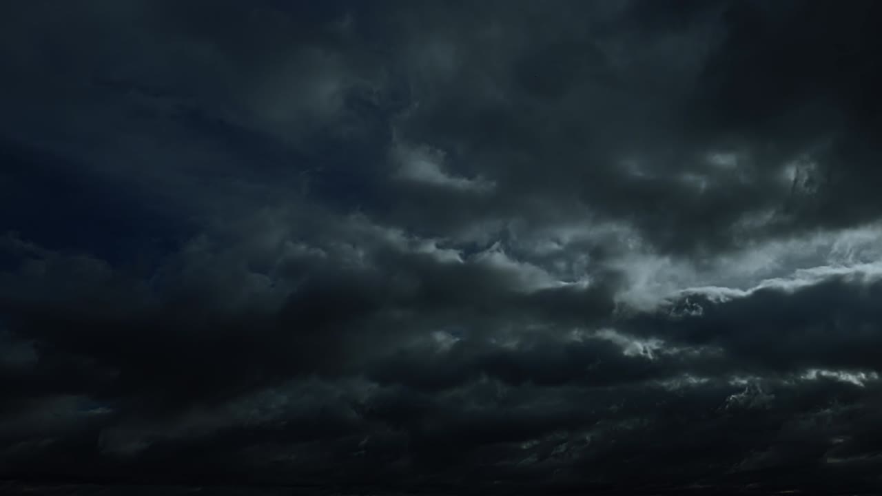 밤에는 번개와 함께 폭풍우 구름, 4k 타임 스 루프.