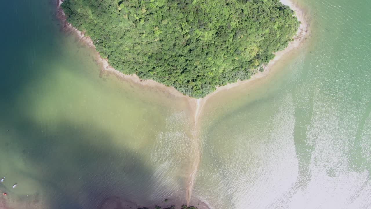 vista aérea de la isla de wu chau y la franja de arena en la bahía de hong kong
