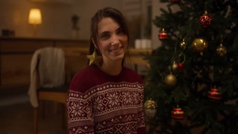 mujer por árbol de navidad
