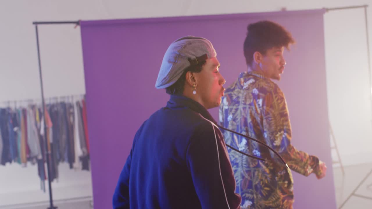 bailarines bi-raciales felices bailando juntos en un estudio de baile, cámara lenta