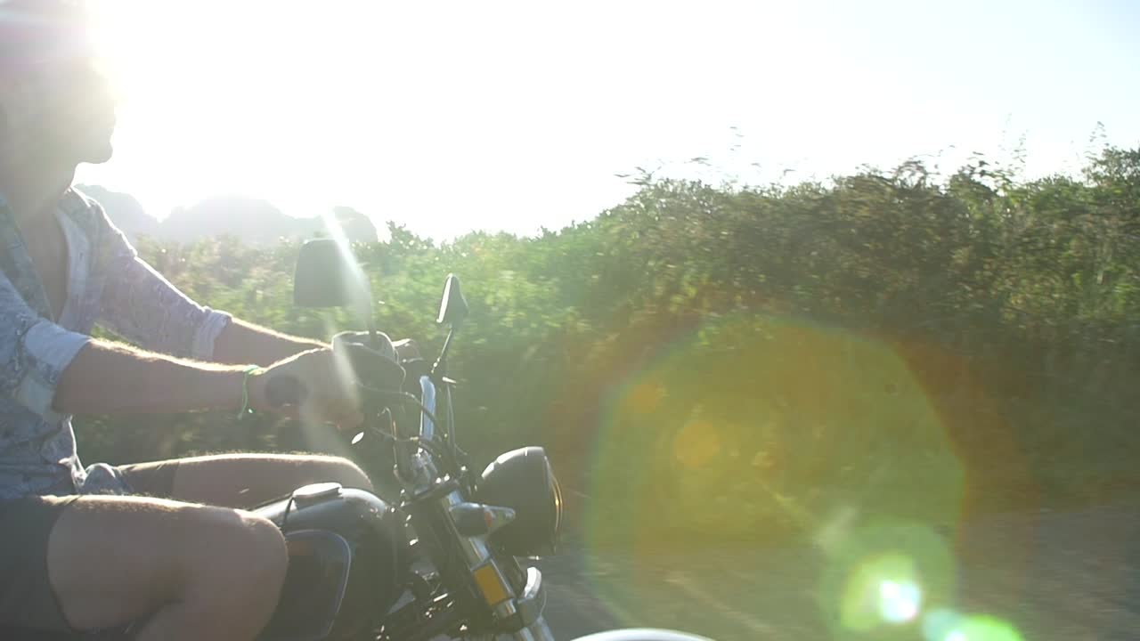 toma de mano del hombre montando un scooter 1