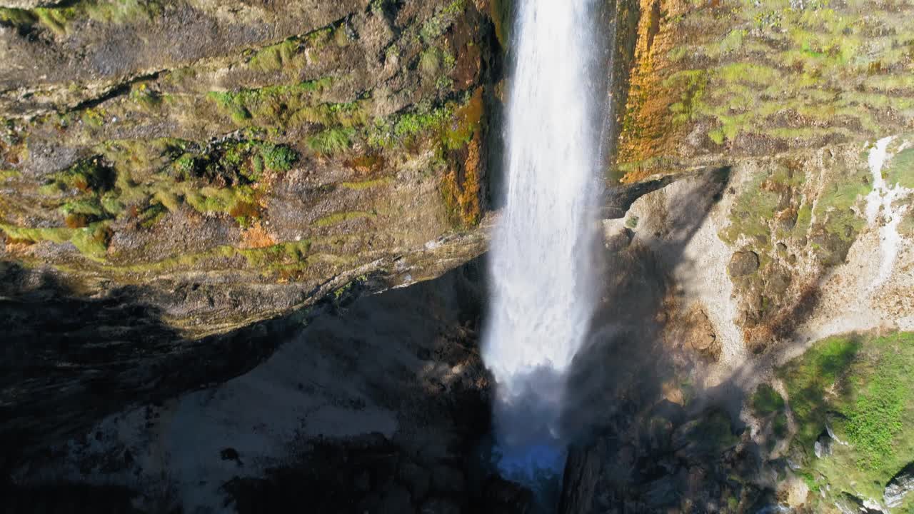 cascadas épicas escondidas de pericnik con un brillante arco iris eslovenia