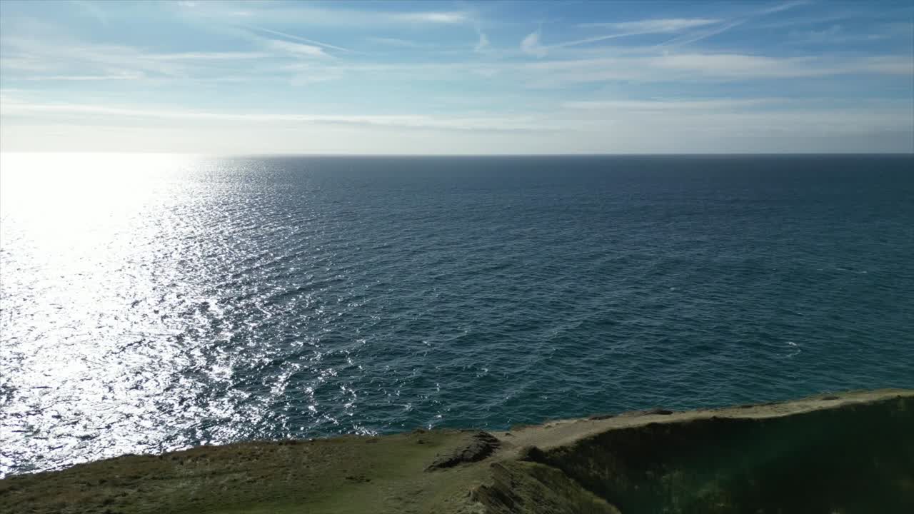 Drohnen-Luftaufnahme des Ärmelkanals, der Lulworth Cave und der Küste.