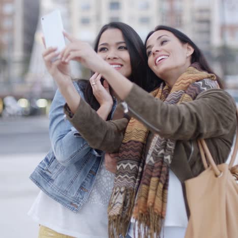 Zwei-Wunderschöne-Frauen-Posieren-Für-Ein-Selfie