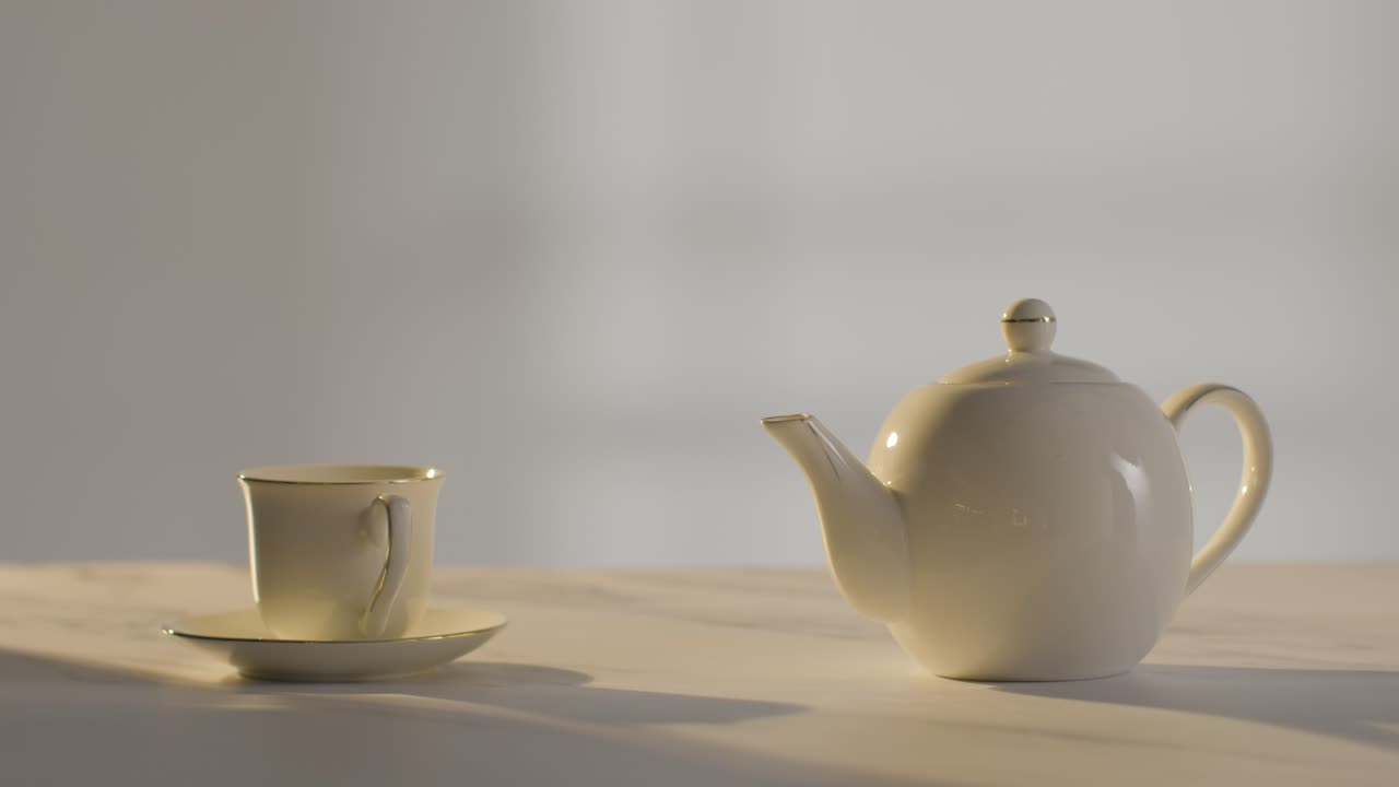 티 ⁇  1 을 사용 하여 전통적 인 영국 컵 의 차 를 만드는 사람 의 스튜디오  ⁇