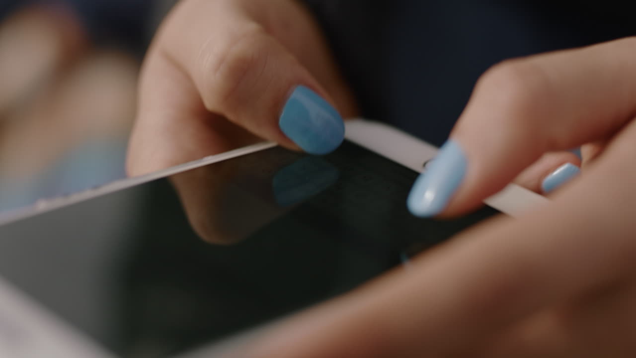manos de una mujer usando un teléfono inteligente escribiendo mensajes de texto navegando en línea en las redes sociales disfrutando de sentarse en la playa relajándose