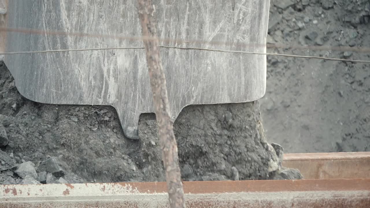 트럭 에 자갈 을 실고 있는 발굴기