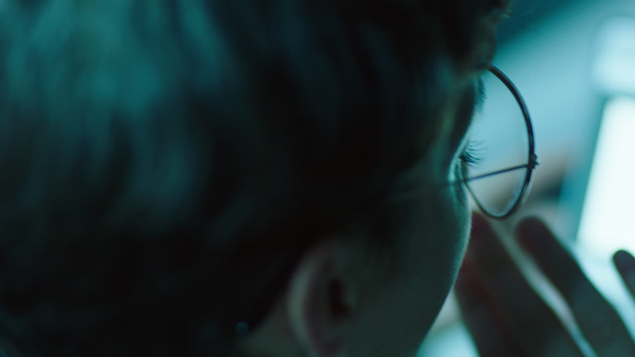 노트북 컴퓨터를 사용하여 늦은 시간까지 일하는 전문 백인 사업가, 회사 프로젝트에 대한 창의적인 아이디어를 계획하는 브레인 스토밍, 밤에 사무실 작업 장소에서 마감