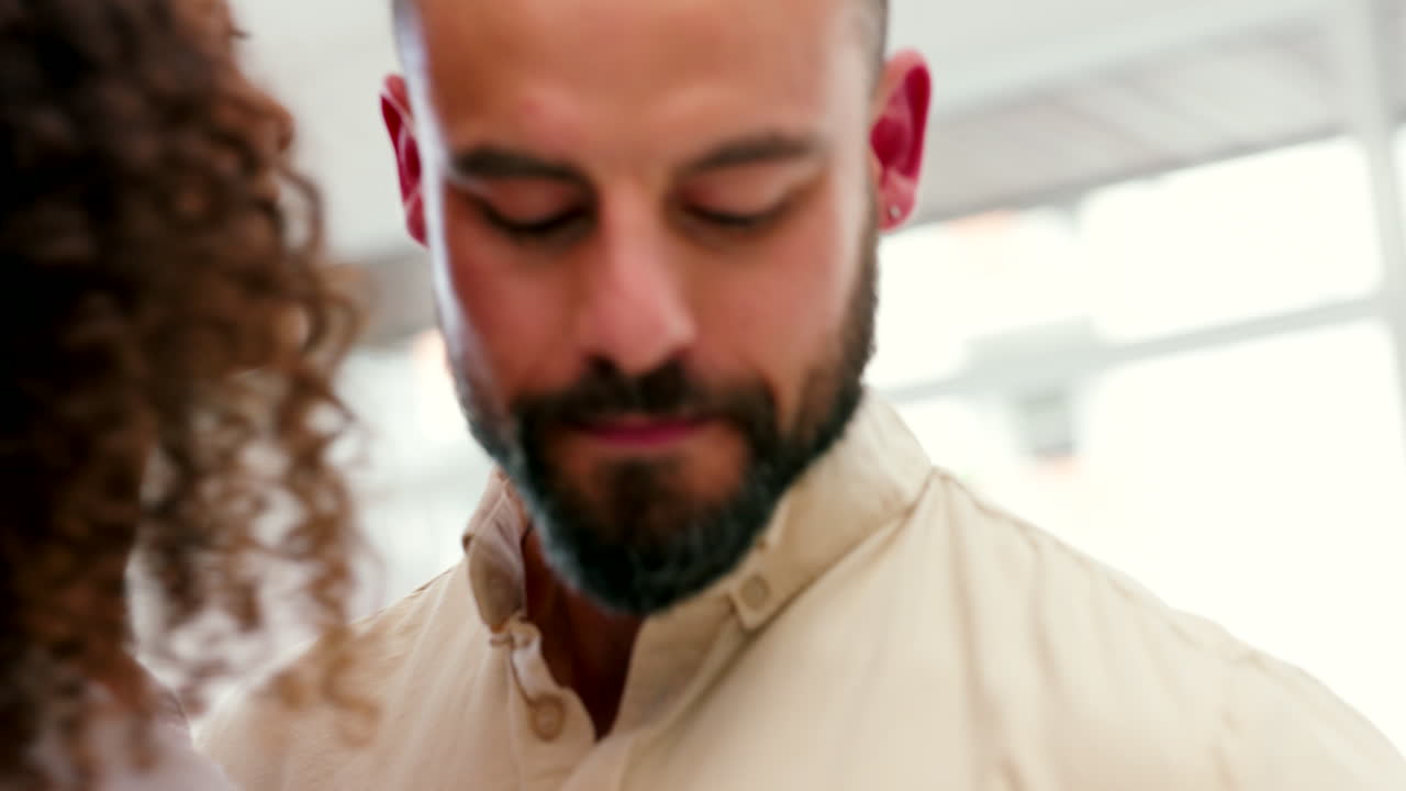 pareja bailar, abrazo feliz y relajarse en casa