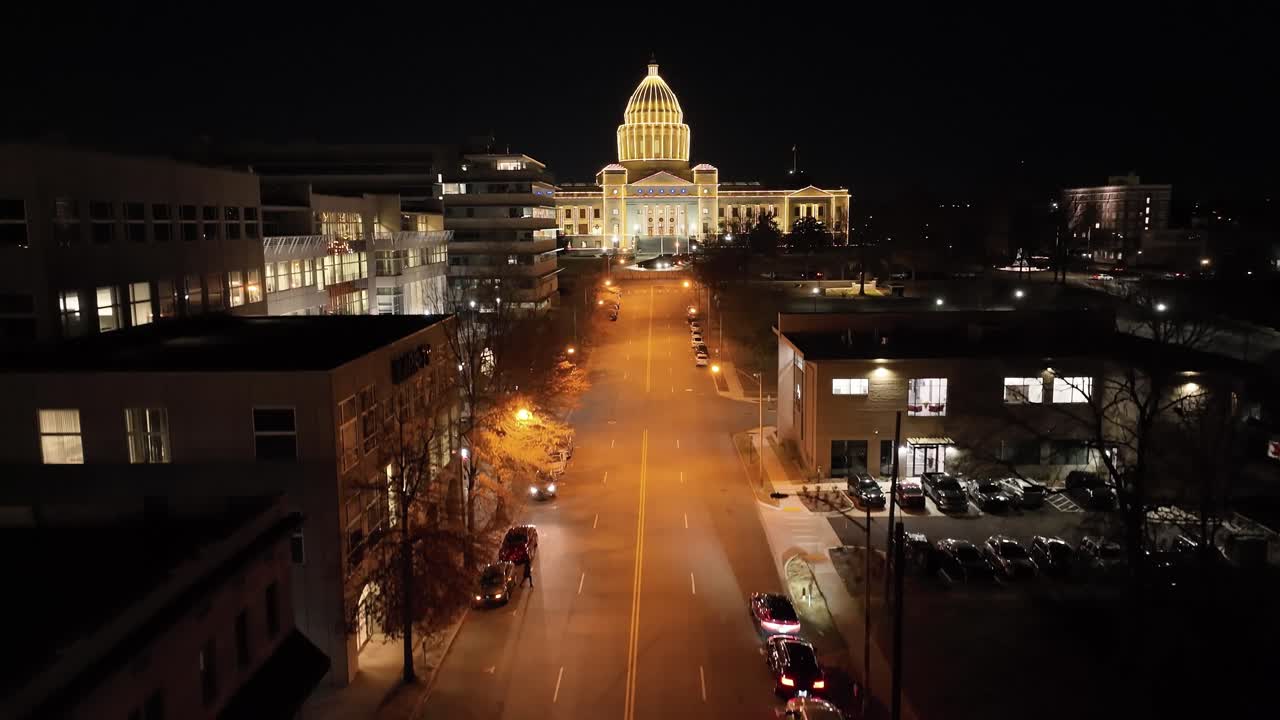 아칸소 주 리틀 록 (little rock, arkansas) 에서 밤에 아칸소 주립 의회 건물 (arkansas state capitol building) 이 무인기 영상으로 가까이 움직이고 있습니다.