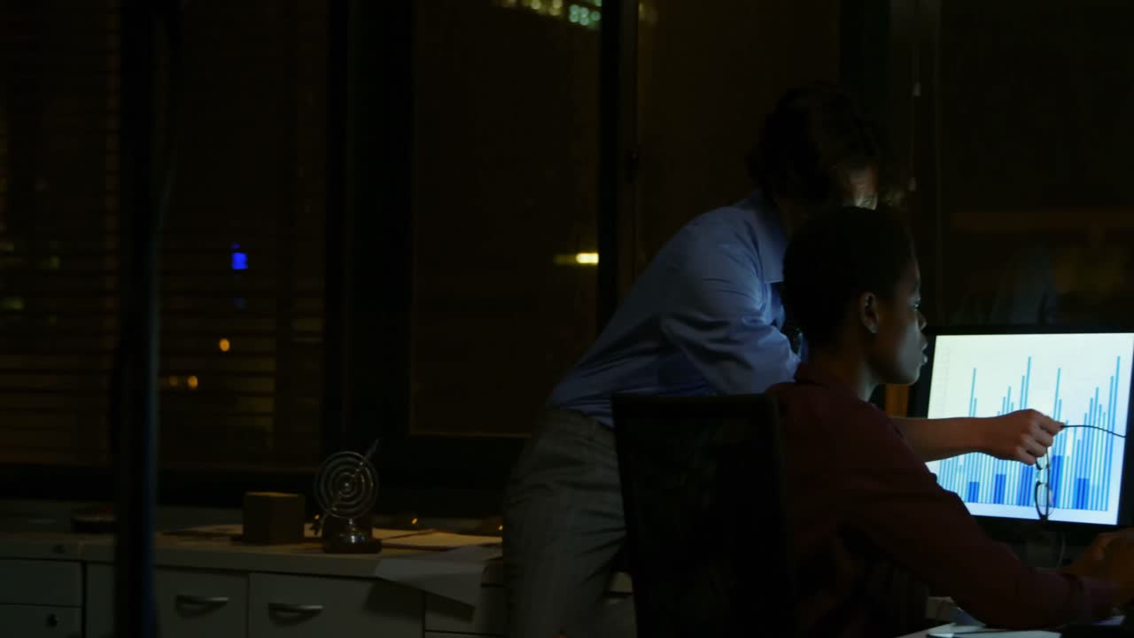 Business colleagues discussing over laptop a desk 4k