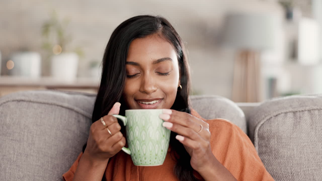 café, mujer india feliz