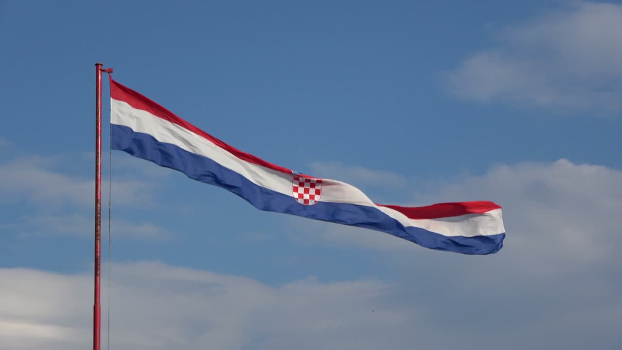 크로아티아의 아름다운 큰 발이 바람에 흔들리는 파란 하늘