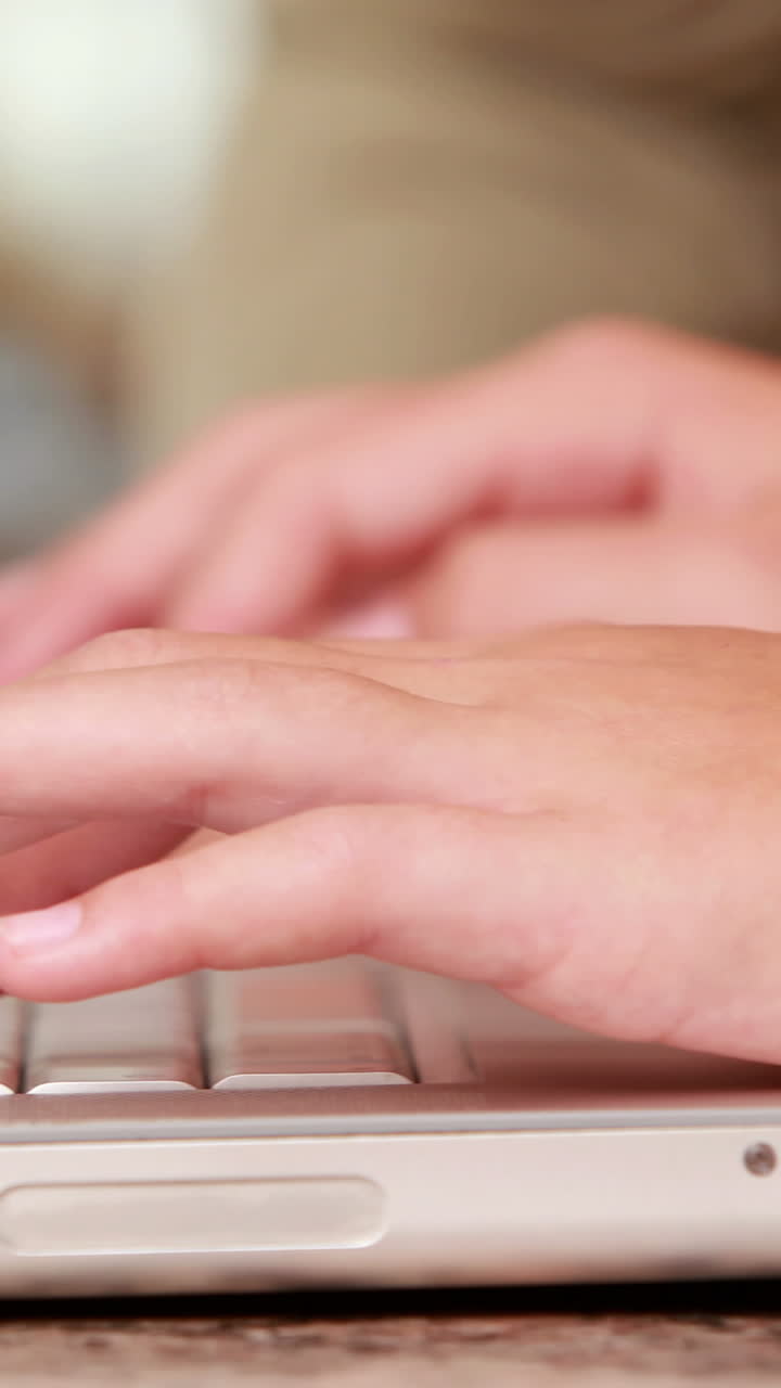 madre e hija usando la computadora portátil juntos