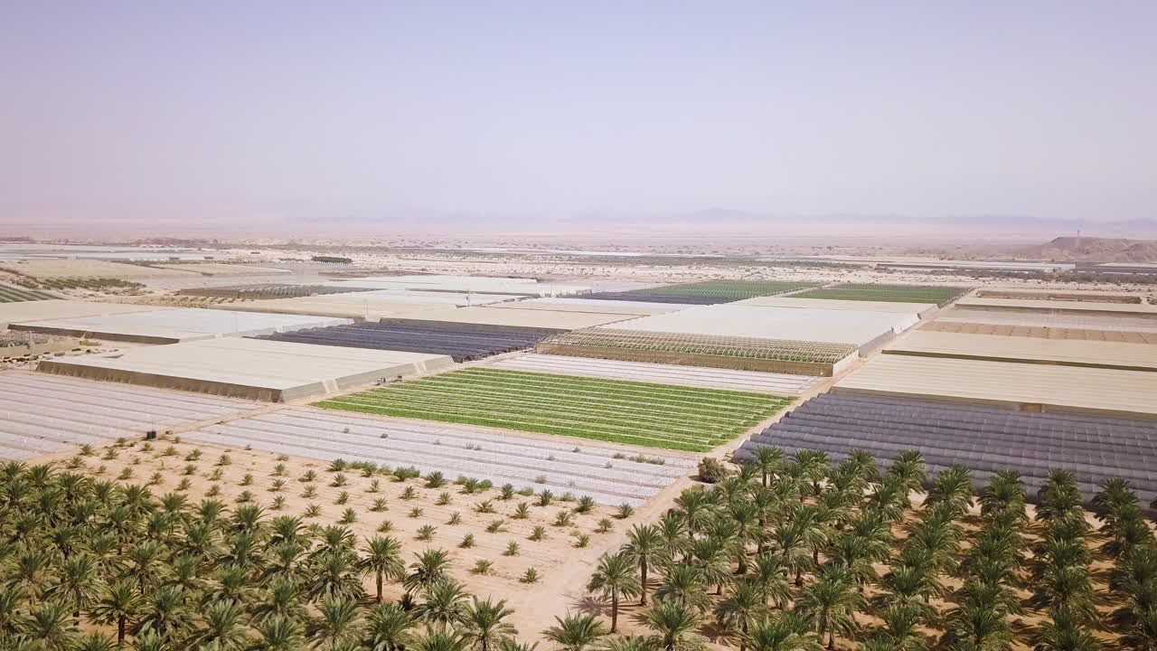 Smukt luftfoto af Arava-ørkenen i Israel med udsigt over landbrugsmarker 02