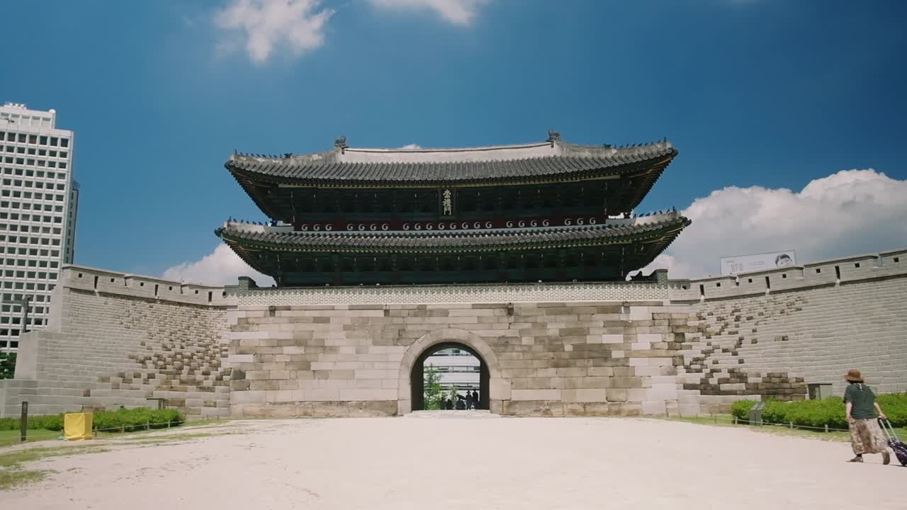 Explore Seoul's rich history through captivating videos of the iconic Sungyemun Gate, a symbol of heritage and grandeur