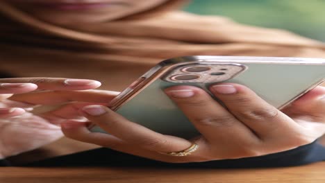 mujer usando un teléfono inteligente en un café