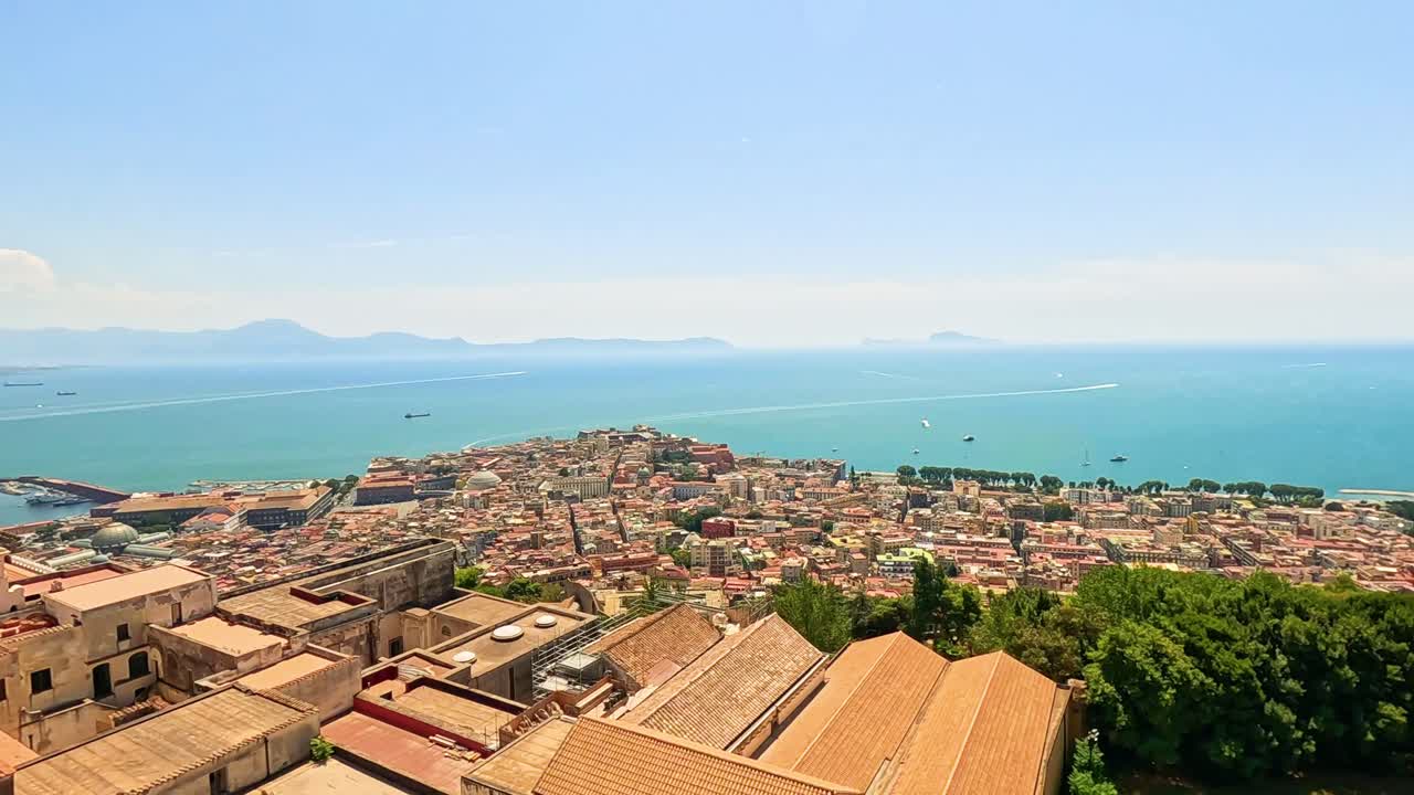 나폴리와 주변 바다의 경치 좋은 전망