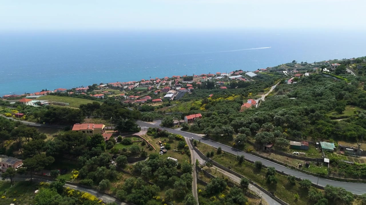Veduta aerea di uno splendido paesaggio marino e della costa di Arma di Taggia, Italia