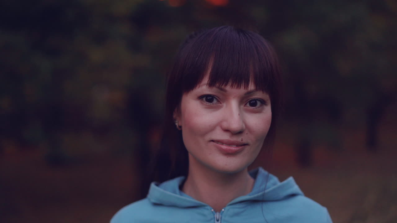 mujer sonriendo en un parque