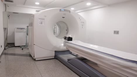 una máquina de escaneo conocida como pet-ct que escanea a pacientes con tumores en diferentes partes del cuerpo en una sala especializada de una clínica
