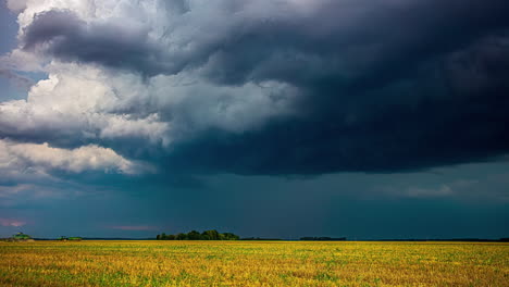 Tormenta-De-Lluvia-Mientras-Un-Granjero-Cosecha-Un-Campo-De-Cultivos---Espectacular-Lapso-De-Tiempo-En-El-Paisaje-Nublado