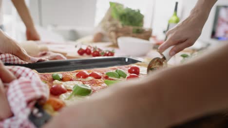 Nahaufnahmevideo-Vom-Schneiden-Hausgemachter-Pizza-Auf-Dem-Tisch