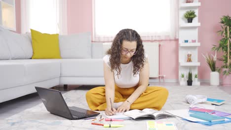 Estudiante-Ambiciosa-Y-Decidida.