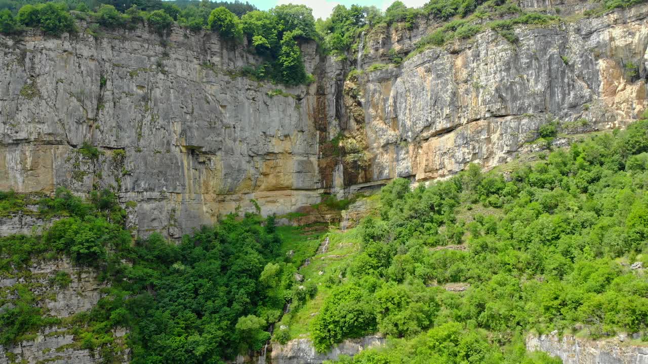 pequeña cascada en la cima de las montañas verdes