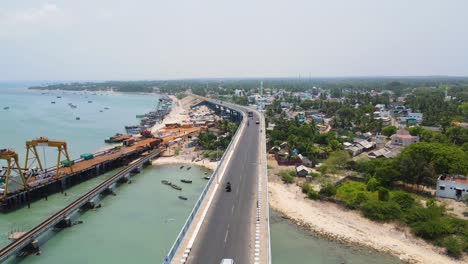 imersiva toma aérea de la ciudad de rameshwaram, capturando la belleza del puente y sus alrededores costeros.