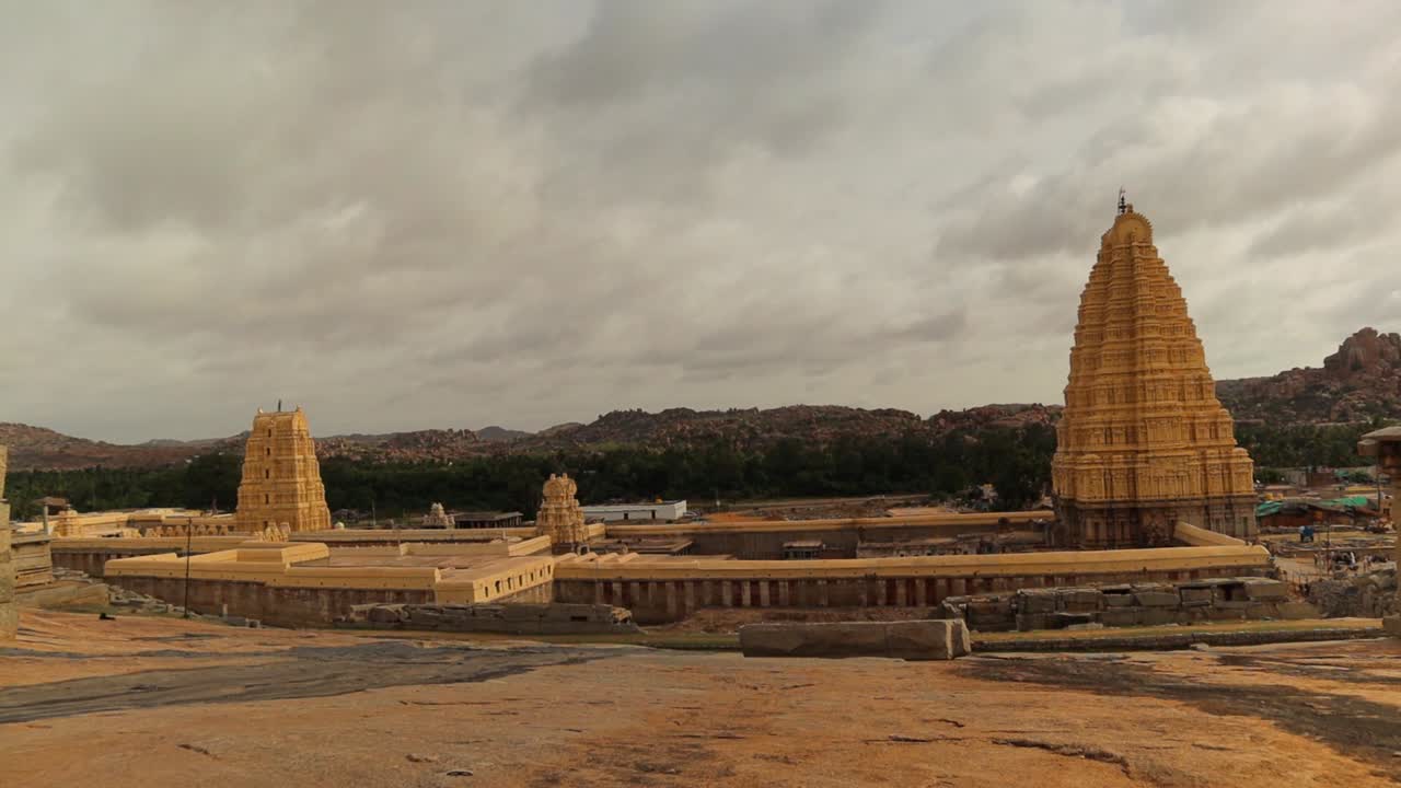 templo virupaksha gopuram desde lo alto de la colina hemakuta en hampi, india