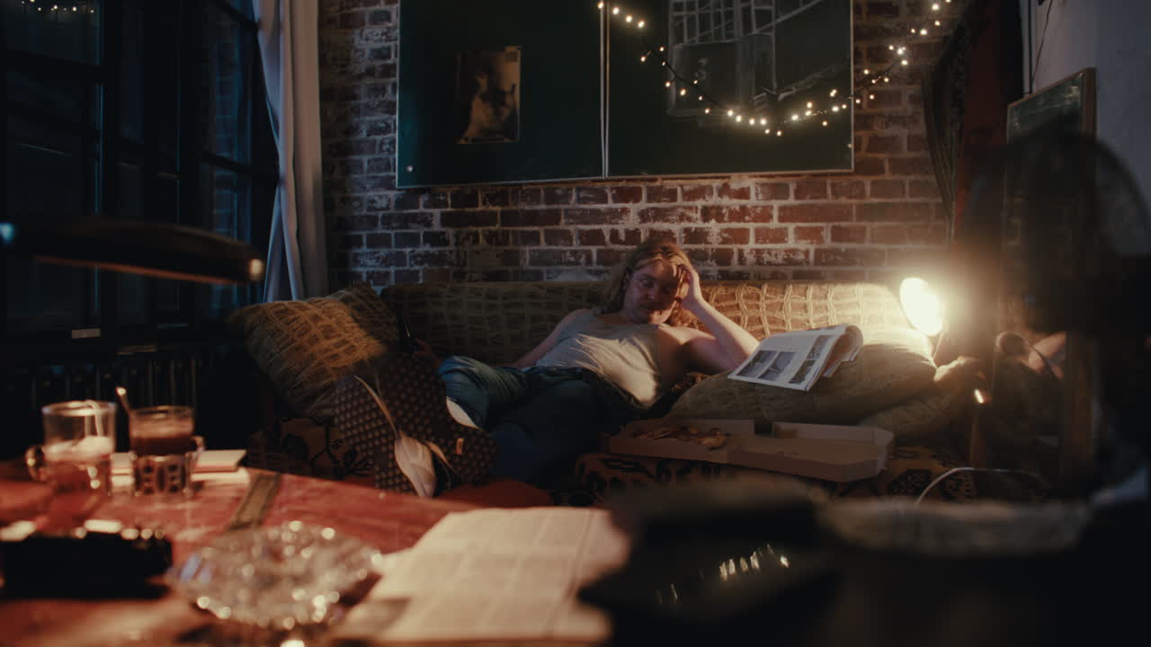 hombre relajándose en casa por la noche