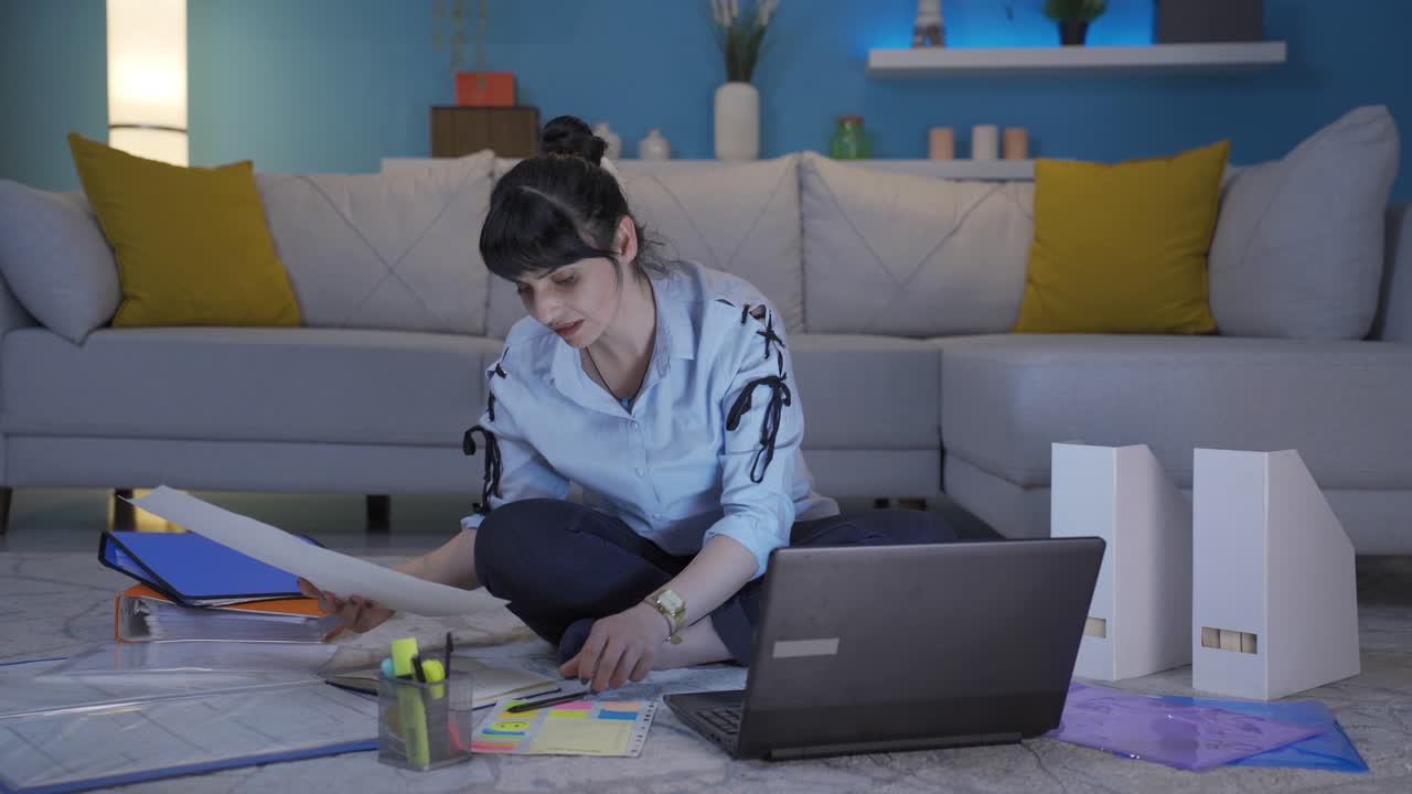 trabajadora de oficina en casa mujer trabaja confundida.